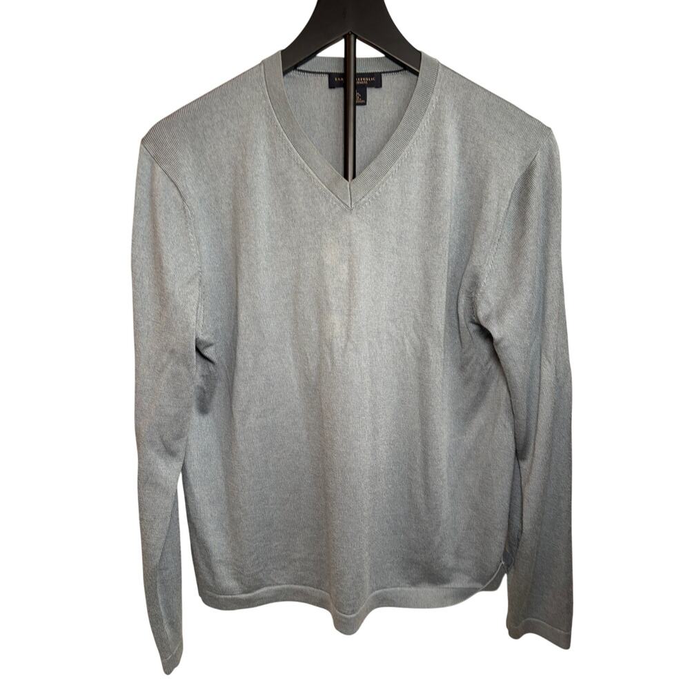 Banana Republic Men’s silk cashmere gray sweater. Size M. V neck. Career
